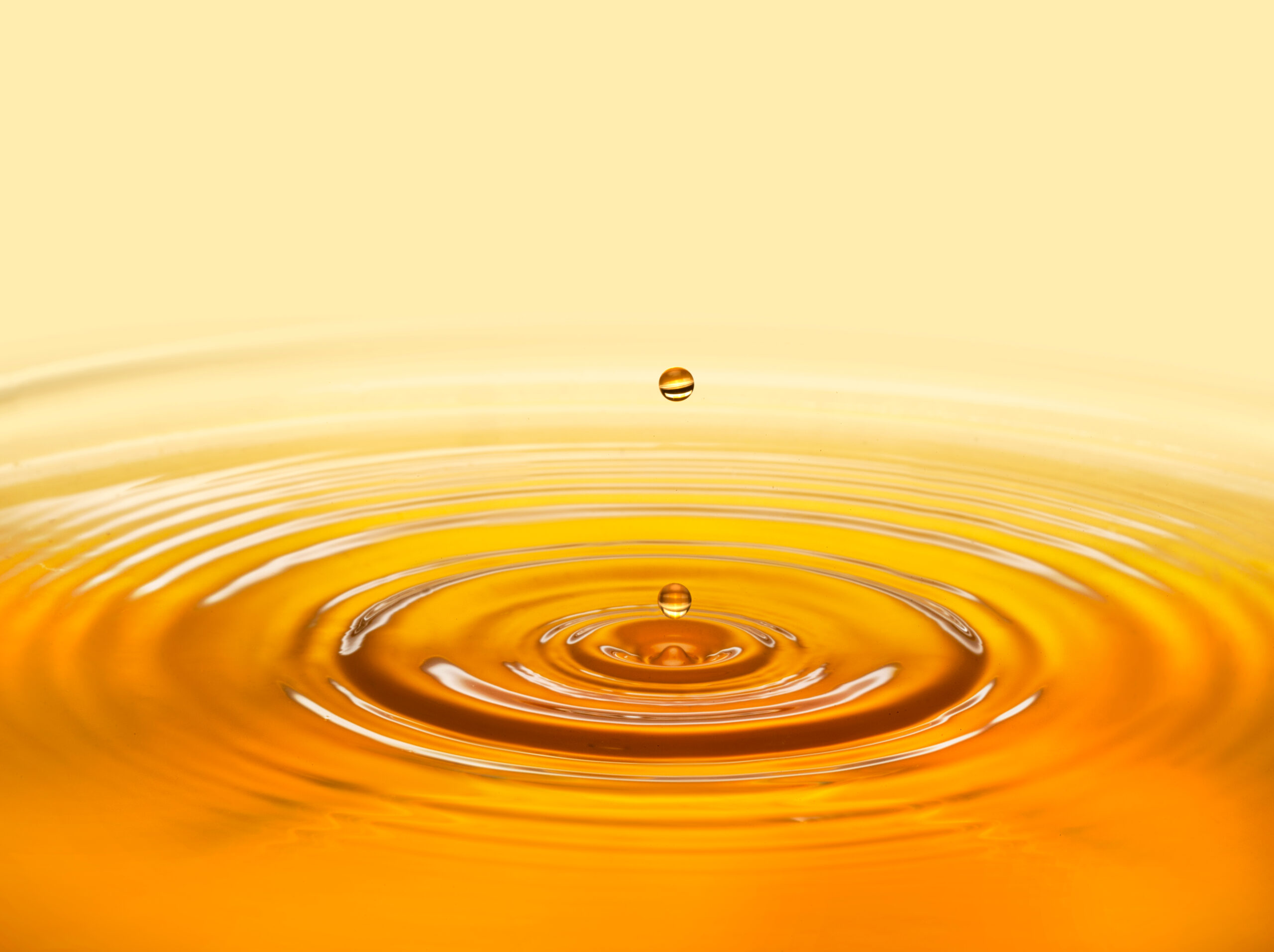 Golden,Oil,Drop,With,Ripples,Vegetable,,Organic,,Olive,,Sunflower,Oil,